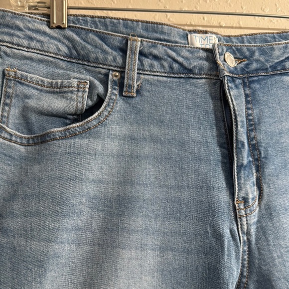 Time and Tru Women's Light Blue Cropped Jeans - Picture 6 of 8
